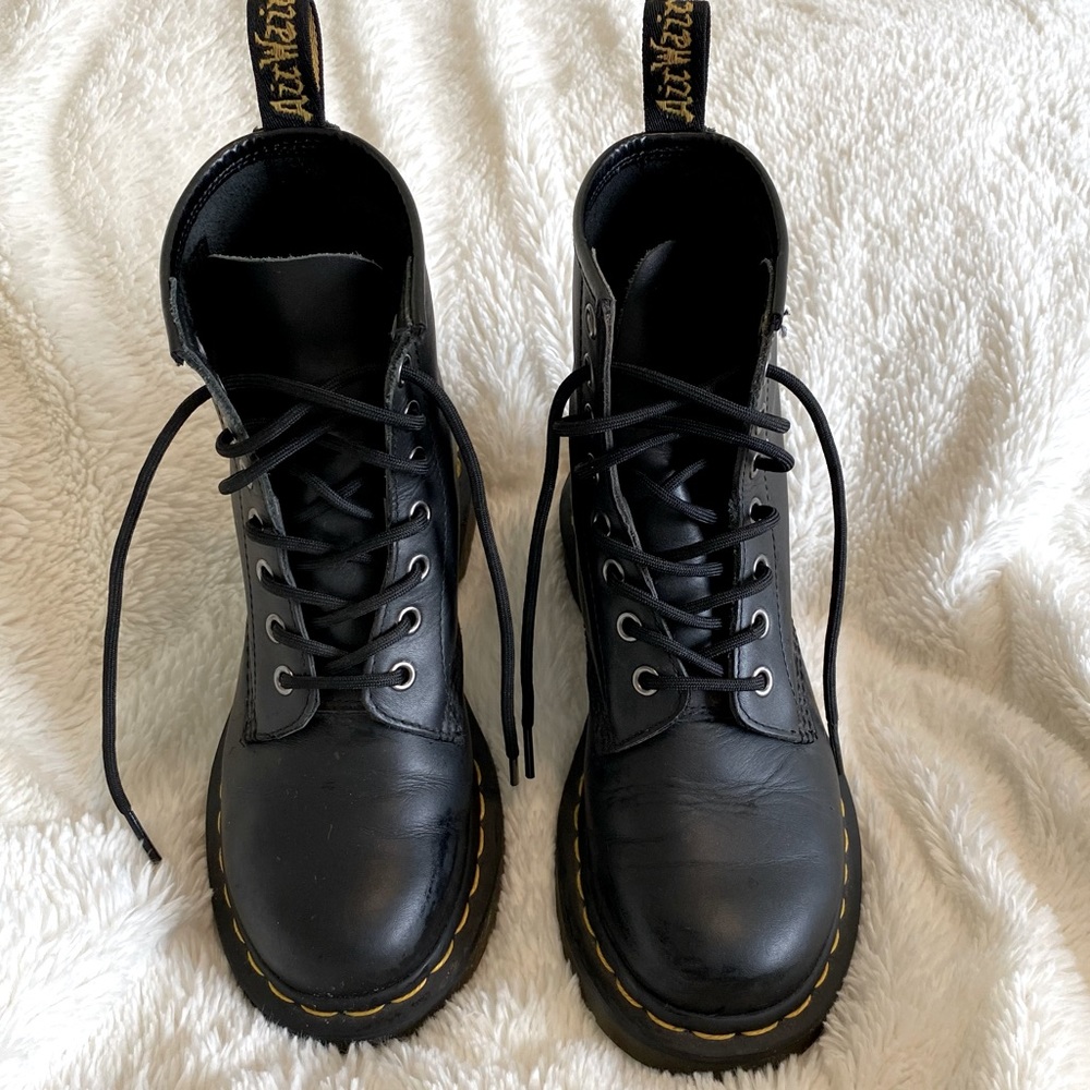 Dr. Martens- 1460 WOMEN'S LEATHER LACE UP BOOTS in BLACK
